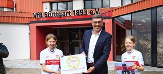 Frauenfußball beim VfB Stuttgart: Zwei Mädchen übergeben Petition an VfB-Präsident Claus Vogt