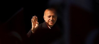 „Kritiker werden als Unkraut definiert": Wie Erdogan die türkische Bevölkerung mit versteckten Botschaften beeinflusst