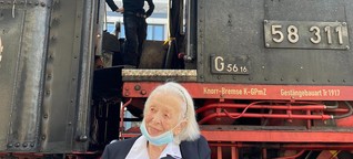 Die 100-Jährige, die am Karlsruher Bahnhof auf eine gleichalte Lok traf
