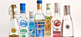 Русскую водку снимают с магазинов и баров в США и Канаде