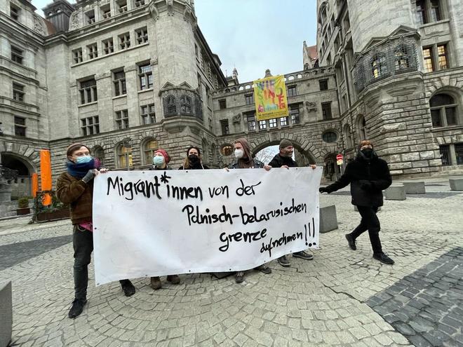 Tag der Migrantinnen und Migranten – Banner unter Protest