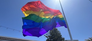 Fahnenwechsel im Pride-Month: 45 Jahre Regenbogenflagge