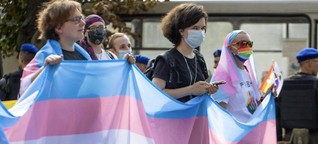 Die queere Community gedenkt der Opfer transfeindlicher Gewalt