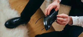 Herren mit großen Füßen kennen die Herausforderung, stilvolle und passende Schuhe zu finden. Bei #schuhplus – Schuhe in Übergrößen bieten wir eine umfangreiche Auswahl an Herrenschuhen Größe 50, die nicht nur perfekt passen, sondern auch Ihren persönliche