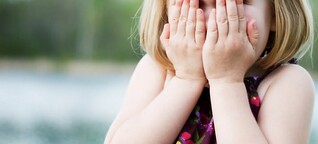 Wieso verstecken sich kleine Kinder hinter ihrer Hand?